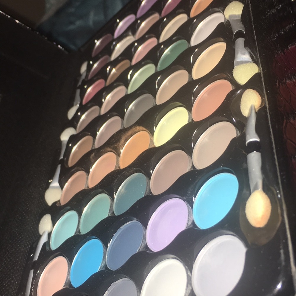 makeup box - Picture 3 of 5